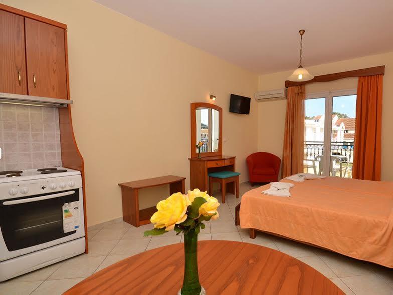 Kosmos Hotel Агиос Стефанос Экстерьер фото